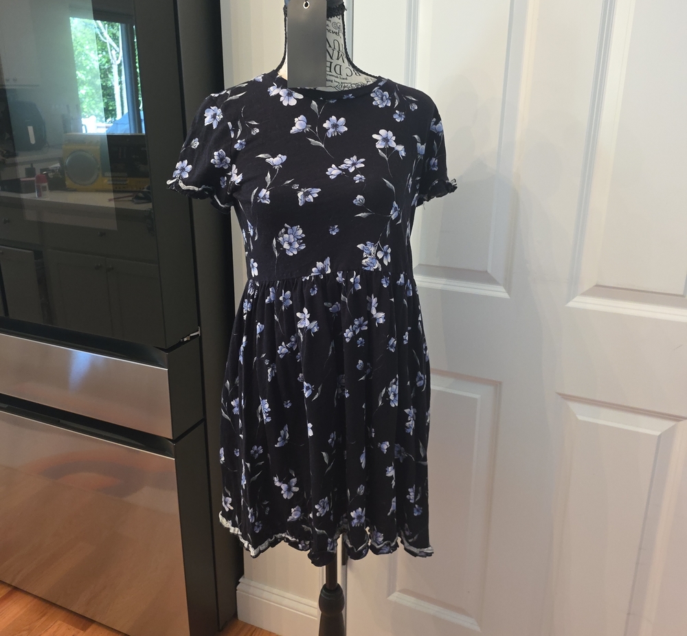 Forever 21 Black Floral Short Sleeve Babydoll Dress